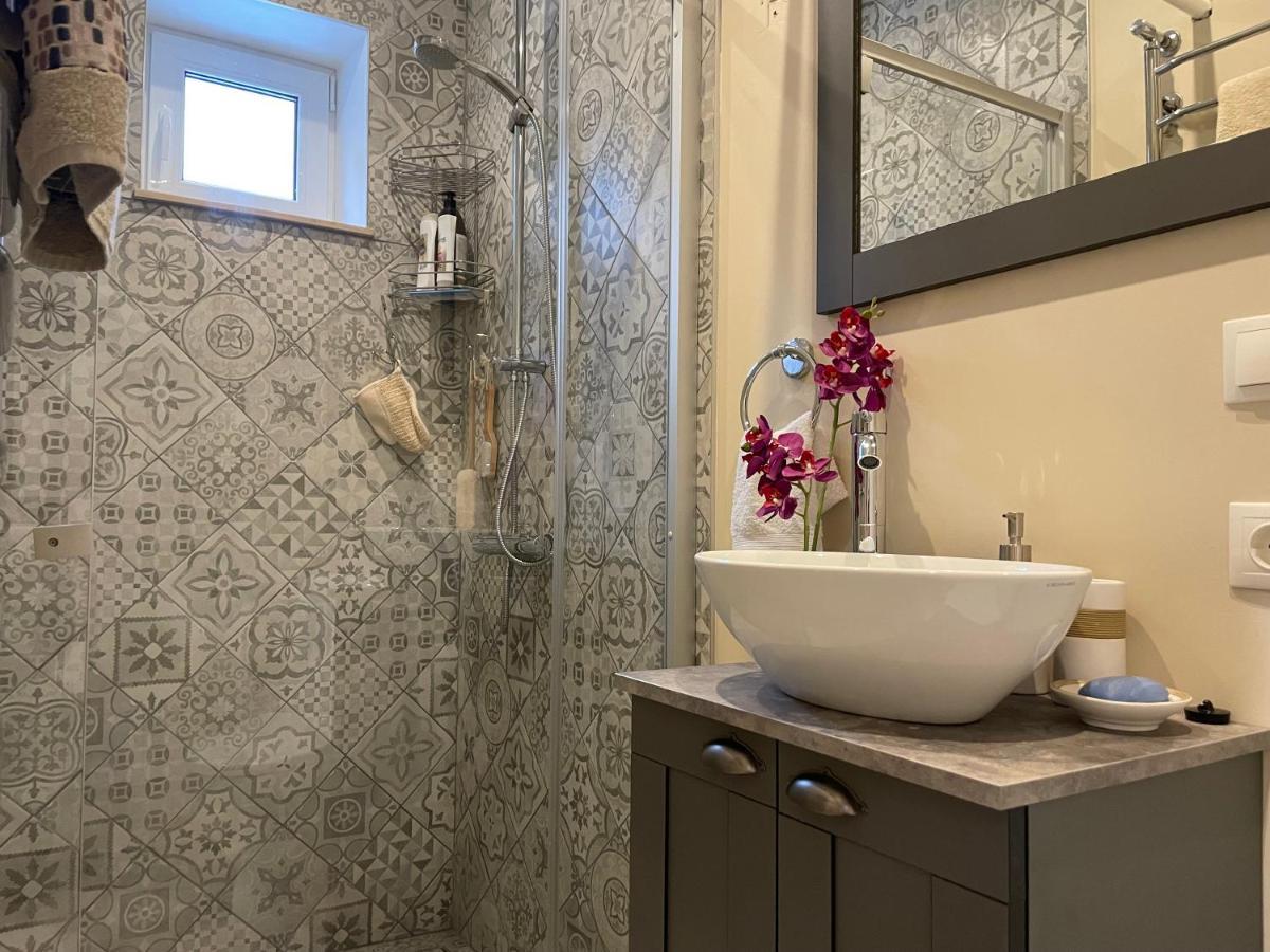Pristine 1Br Apt In City Center W/ Patio And Parking Riga Exterior photo